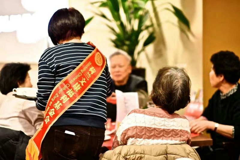 荷兰文康福利基金会再办敬老活动，华洋老人们欢聚一堂品尝中式美食