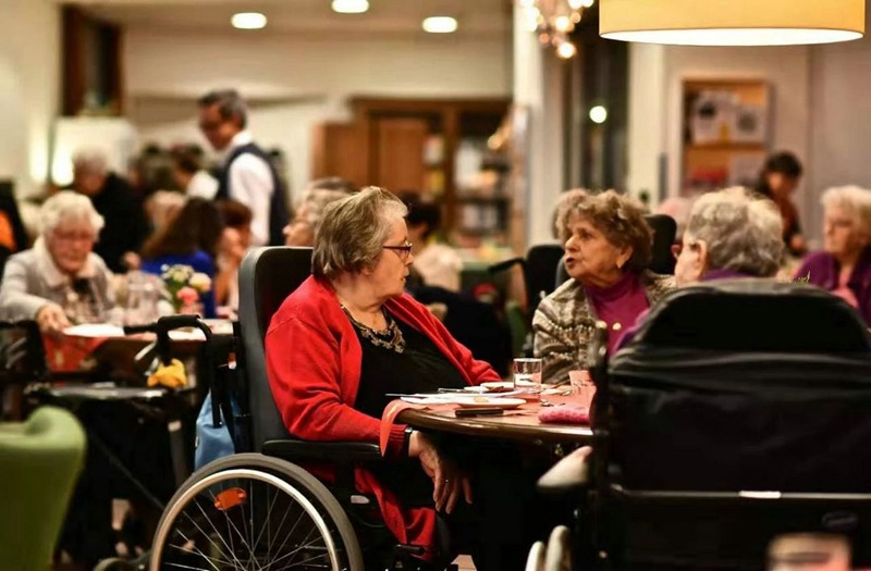 荷兰文康福利基金会再办敬老活动，华洋老人们欢聚一堂品尝中式美食