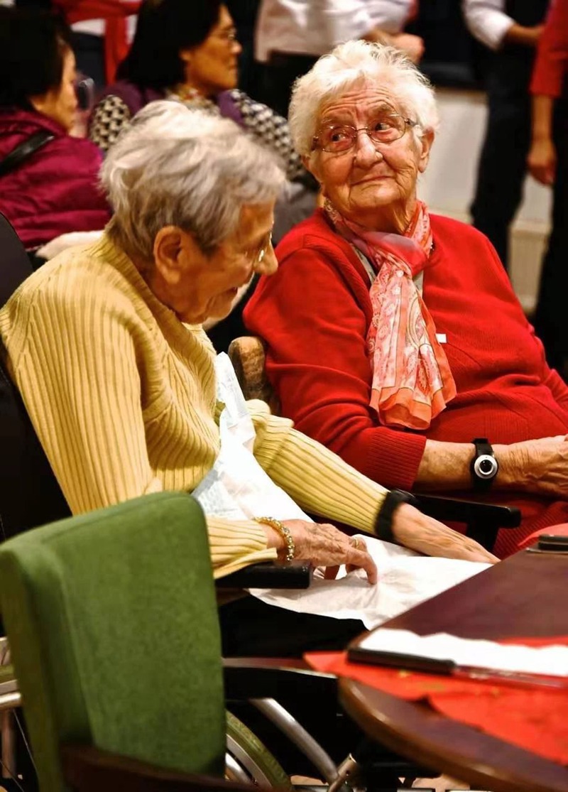 荷兰文康福利基金会再办敬老活动，华洋老人们欢聚一堂品尝中式美食